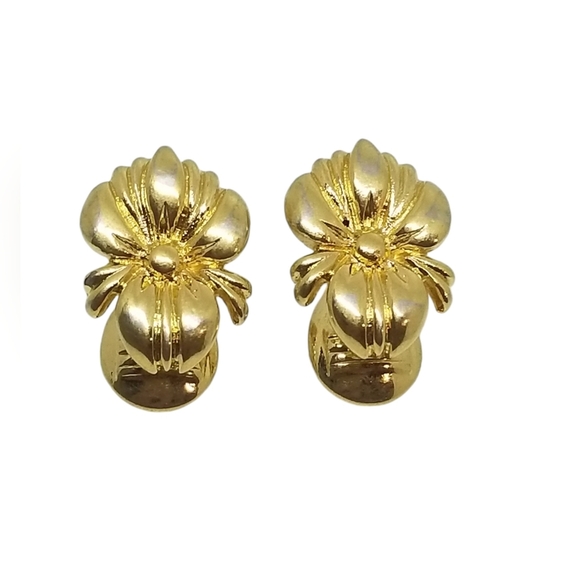 MONET VINTAGE 80s GOLDTONE  LOTUS FLOWER DESIGN CLIP ON EARRINGS - Picture 1 of 6